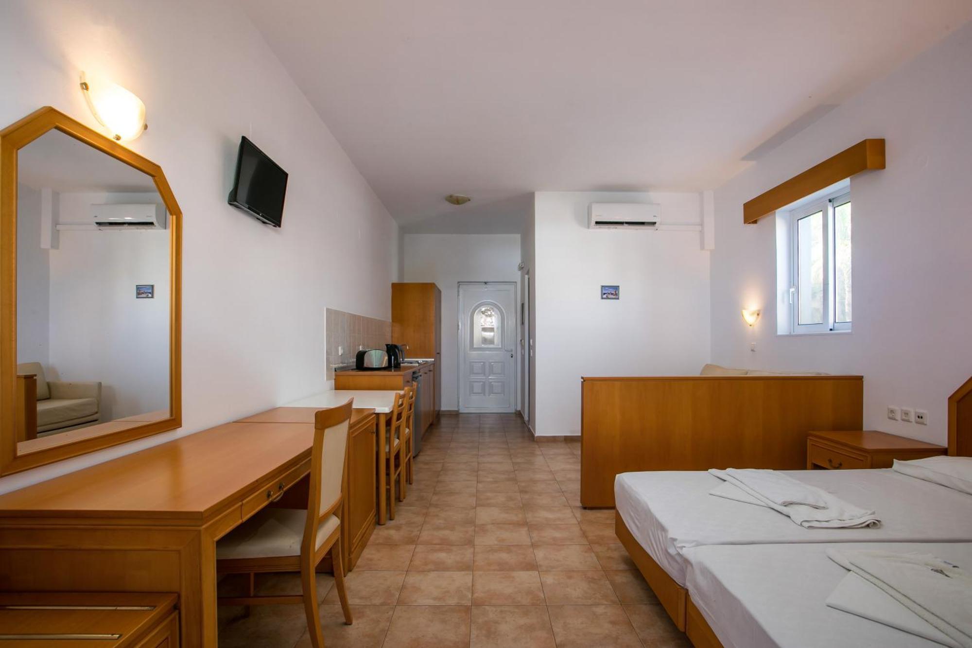 Aparthotel Lambis &