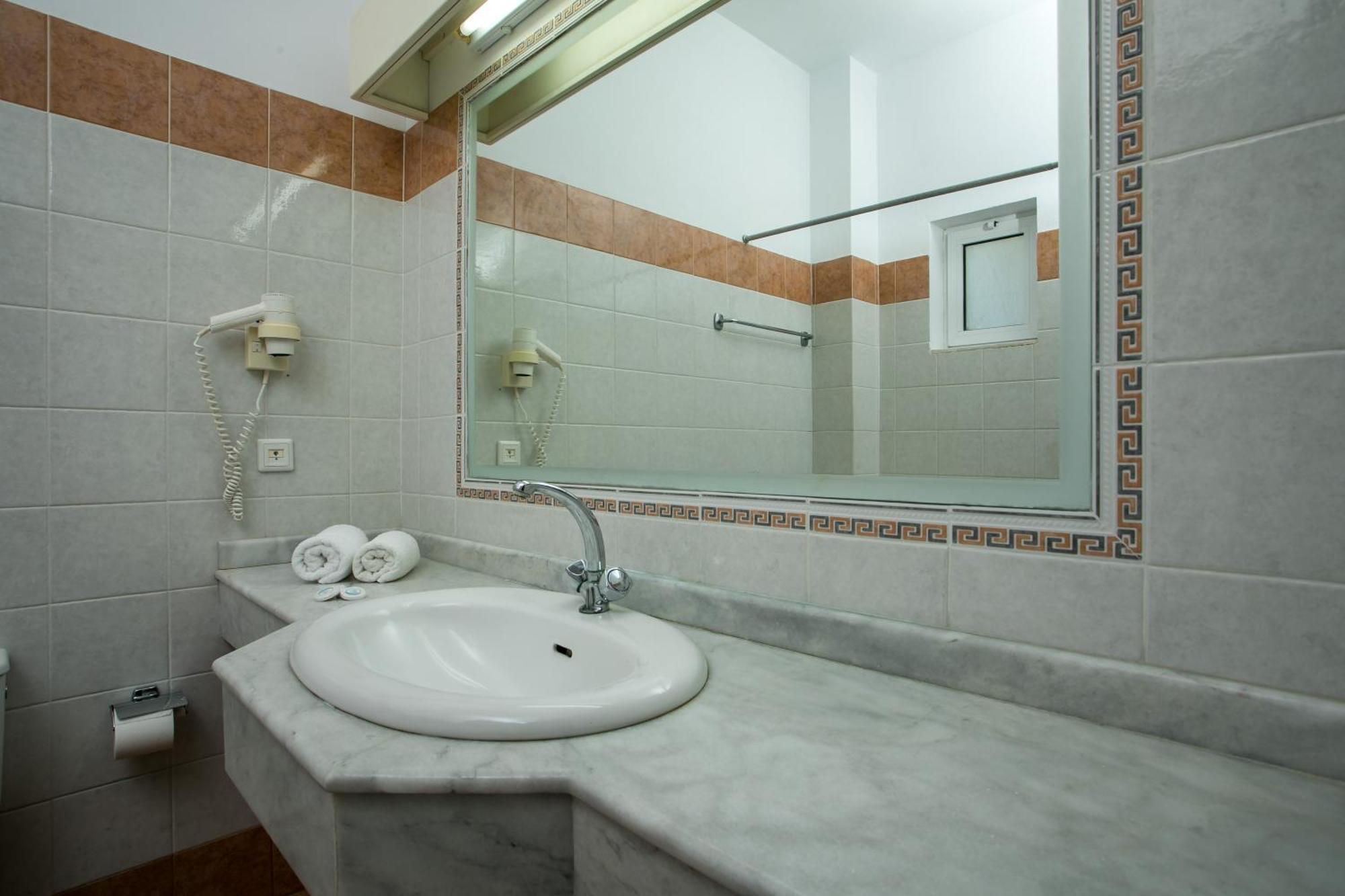 Lambis & Aparthotel Lindos (Rhodes)